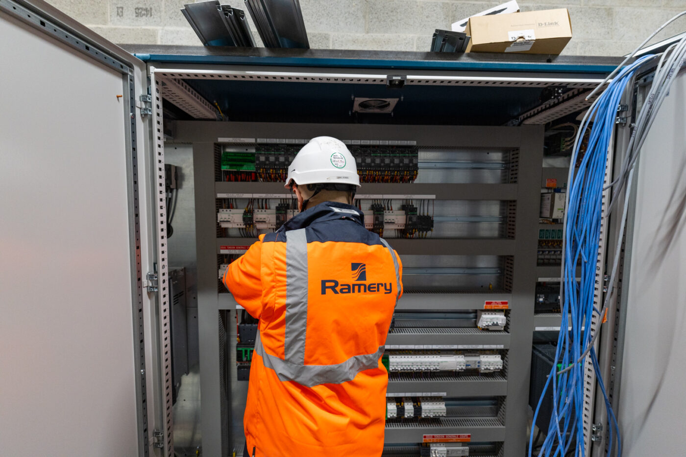 Collaborateur Ramery travaillant au raccordement d'un méthaniseur